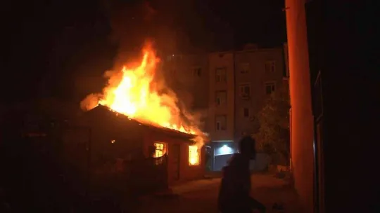 Arnavutköy'de bir gecekonduda korkutan yangın: Alevler geceyi aydınlattı
