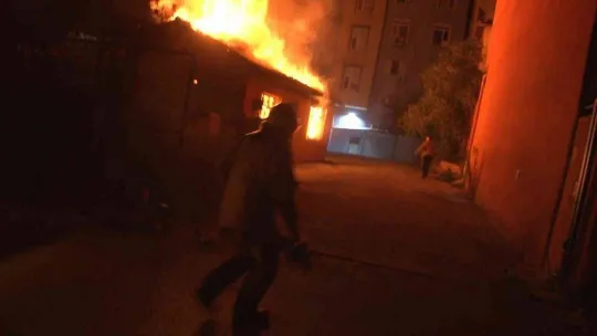 Arnavutköy'de bir gecekonduda korkutan yangın: Alevler geceyi aydınlattı