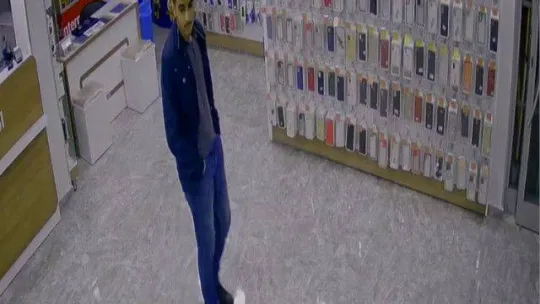 Arnavutköy'de bir telefoncu dükkanından sadaka kutusunu çalan hırsızın rahatlığı hayrete düşürdü