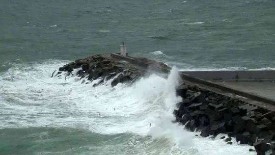Arnavutköy'de dev dalgalar oluştu