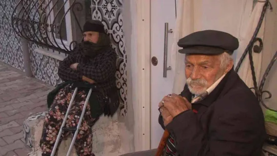 Arnavutköy'de ev sahibinin oturdukları daireyi satmasıyla 84 yaşındaki çift dışarıda kaldı