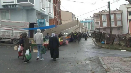 Arnavutköy'de fırtına nedeniyle bazı pazarcılar çadır kuramazken bazılarıysa ısınmak için ateş yaktı