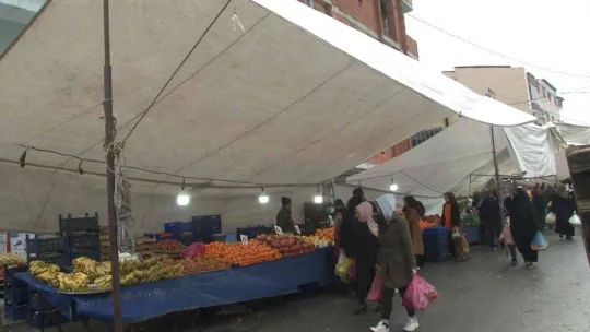 Arnavutköy'de fırtına nedeniyle bazı pazarcılar çadır kuramazken bazılarıysa ısınmak için ateş yaktı