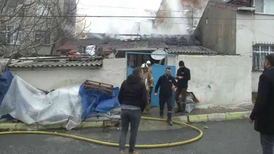 Arnavutköy'de gecekondu da korkutan yangın