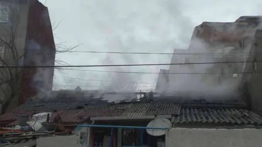 Arnavutköy'de gecekondu da korkutan yangın