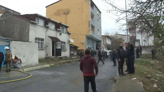 Arnavutköy'de gecekondu da korkutan yangın