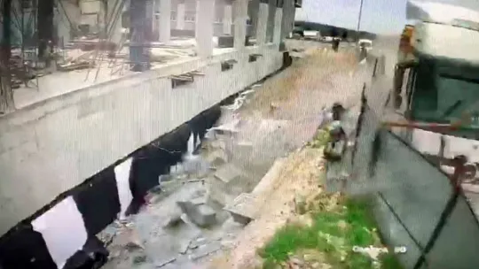 Arnavutköy'de hafriyat kamyonu inşaat işçilerinin arasına daldı