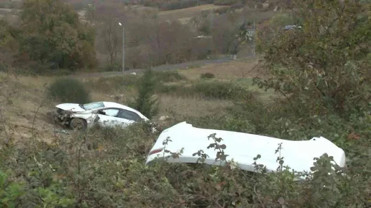 Arnavutköy'de otomobil şarampole uçtu: 2 yaralı