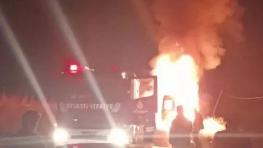 Arnavutköy'de servis aracı alev alev yandı