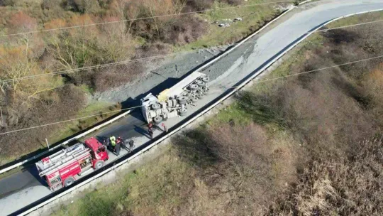 Arnavutköy'de sürücüsünün kontrolünden çıkarak devrilen hafriyat kamyonu yolu kapattı