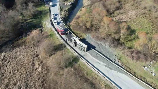 Arnavutköy'de sürücüsünün kontrolünden çıkarak devrilen hafriyat kamyonu yolu kapattı