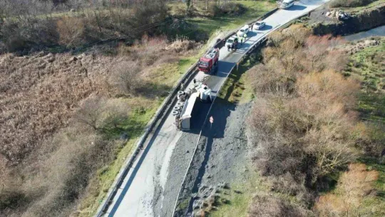 Arnavutköy'de sürücüsünün kontrolünden çıkarak devrilen hafriyat kamyonu yolu kapattı