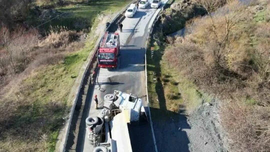 Arnavutköy'de sürücüsünün kontrolünden çıkarak devrilen hafriyat kamyonu yolu kapattı
