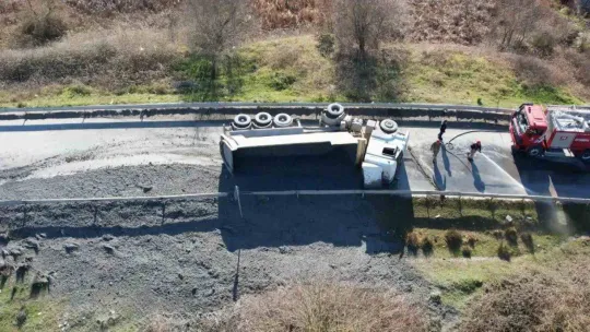 Arnavutköy'de sürücüsünün kontrolünden çıkarak devrilen hafriyat kamyonu yolu kapattı