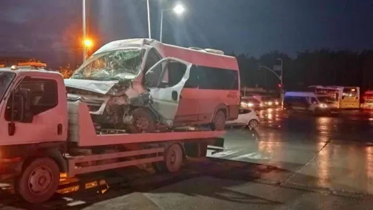 Arnavutköy'de ters şeritten yola giren İETT otobüsü kazaya neden oldu: 14 yaralı