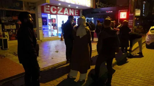 Artan hastalıklar nöbetçi eczanelerde kuyruk oluşturdu