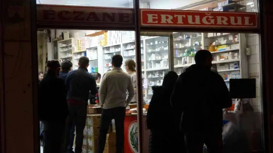 Artan hastalıklar nöbetçi eczanelerde kuyruk oluşturdu