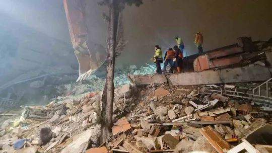 Artvin ekibi Malatya'da genç kadını enkazdan sağ salim çıkartmayı başardı