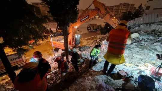 Artvin ekibi Malatya'da genç kadını enkazdan sağ salim çıkartmayı başardı