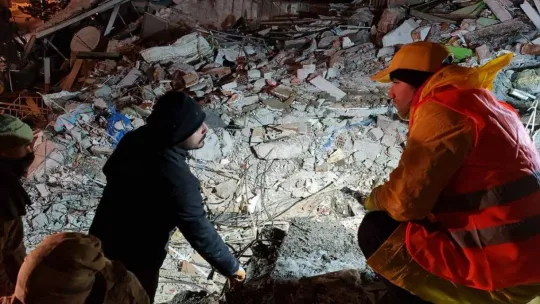 Artvin ekibi Malatya'da genç kadını enkazdan sağ salim çıkartmayı başardı