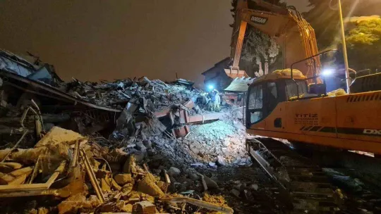 Artvin ekibi Malatya'da genç kadını enkazdan sağ salim çıkartmayı başardı