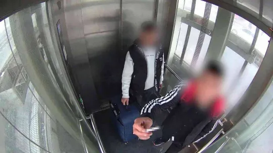 Asansörde 'Bu kadar da olmaz' dedirten görüntü