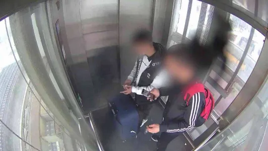 Asansörde 'Bu kadar da olmaz' dedirten görüntü