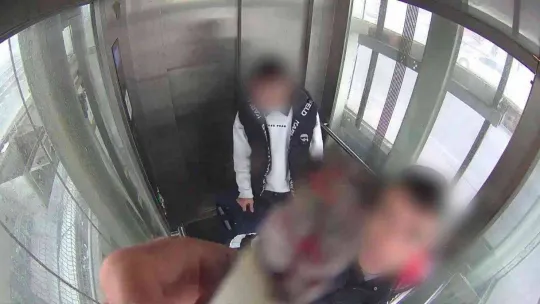 Asansörde 'Bu kadar da olmaz' dedirten görüntü