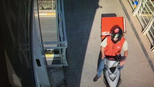 Asansöre motosikletle de binen var hurda arabasıyla da