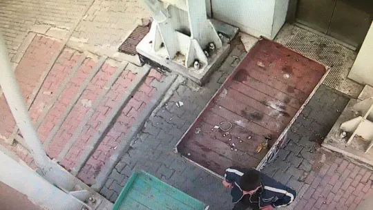 Asansöre motosikletle de binen var hurda arabasıyla da