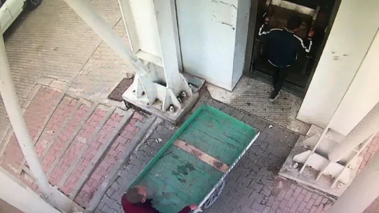 Asansöre motosikletle de binen var hurda arabasıyla da