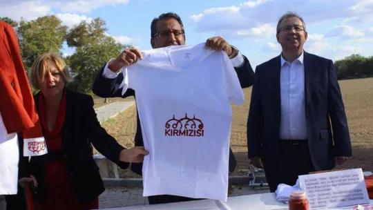 Asırlar önce formülü yasaklanan 'Edirne Kırmızısı' kıyafetlerle buluşuyor