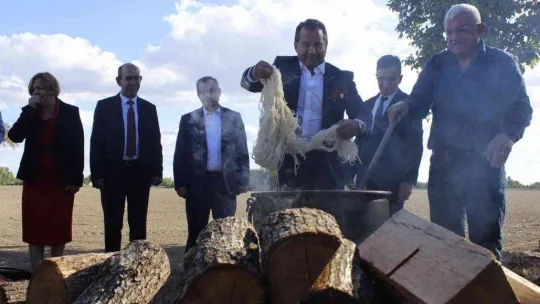Asırlar önce formülü yasaklanan 'Edirne Kırmızısı' kıyafetlerle buluşuyor