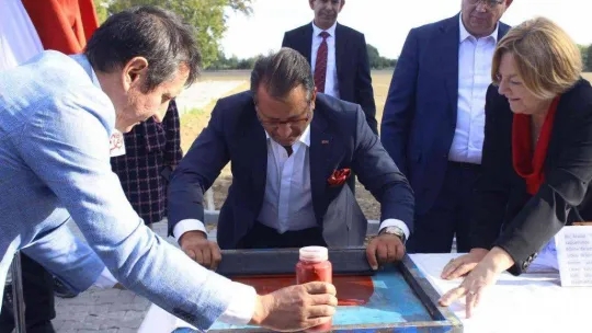 Asırlar önce formülü yasaklanan 'Edirne Kırmızısı' kıyafetlerle buluşuyor