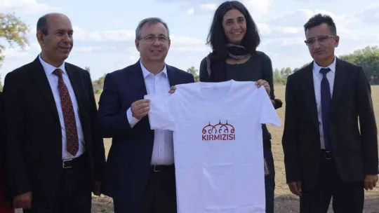 Asırlar önce formülü yasaklanan 'Edirne Kırmızısı' kıyafetlerle buluşuyor