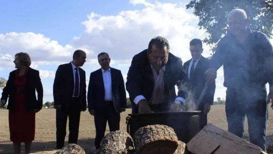 Asırlar önce formülü yasaklanan 'Edirne Kırmızısı' kıyafetlerle buluşuyor