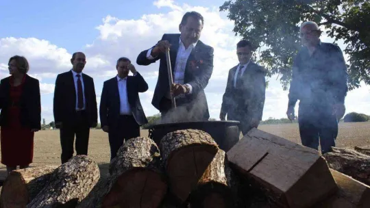 Asırlar önce formülü yasaklanan 'Edirne Kırmızısı' kıyafetlerle buluşuyor