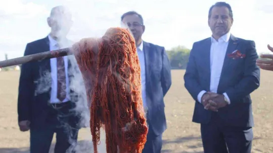 Asırlar önce formülü yasaklanan 'Edirne Kırmızısı' kıyafetlerle buluşuyor