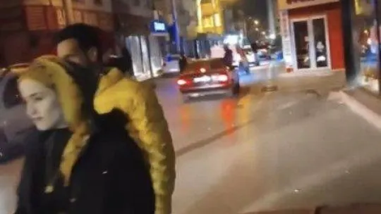 Asker konvoyundaki maganda, havaya defalarca ateş açtı