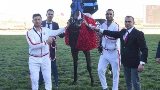 At yarışlarında 84. Cumhurbaşkanlığı Koşusu ve 42. Cumhuriyet Koşusu yapıldı