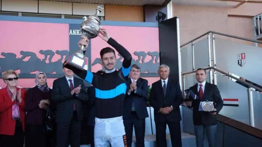 At yarışlarında 84. Cumhurbaşkanlığı Koşusu ve 42. Cumhuriyet Koşusu yapıldı