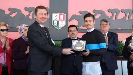 At yarışlarında 84. Cumhurbaşkanlığı Koşusu ve 42. Cumhuriyet Koşusu yapıldı