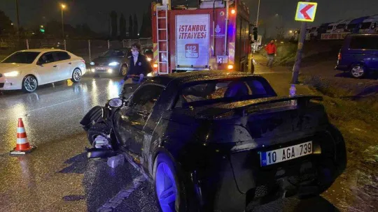 Ataşehir'de 3 aracın karıştığı kazada anne ile kızı yaralandı