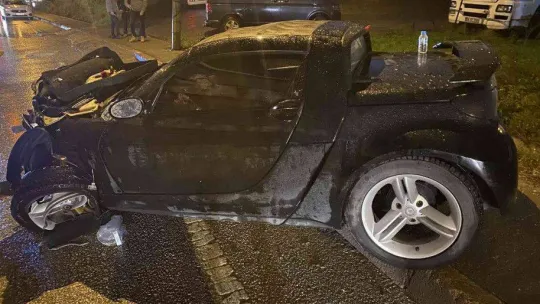 Ataşehir'de 3 aracın karıştığı kazada anne ile kızı yaralandı