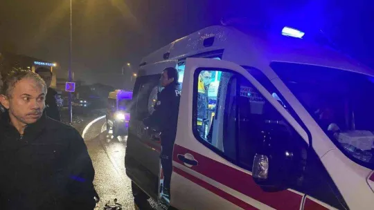 Ataşehir'de 3 aracın karıştığı kazada anne ile kızı yaralandı