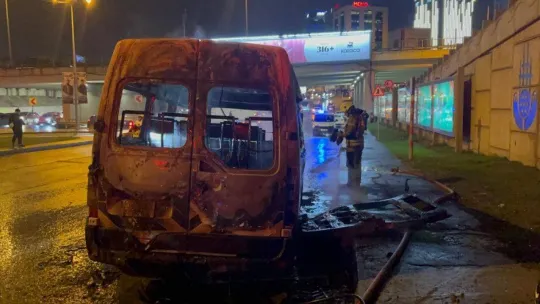Ataşehir'de alev alev yanan servis minibüsü küle döndü