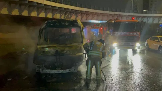 Ataşehir'de alev alev yanan servis minibüsü küle döndü