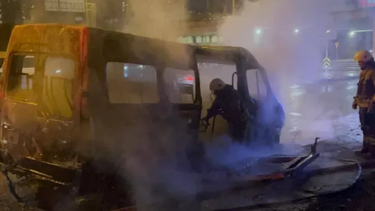 Ataşehir'de alev alev yanan servis minibüsü küle döndü