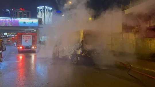 Ataşehir'de alev alev yanan servis minibüsü küle döndü