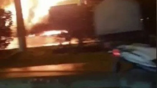 Ataşehir'de alev alev yanan servis minibüsü küle döndü